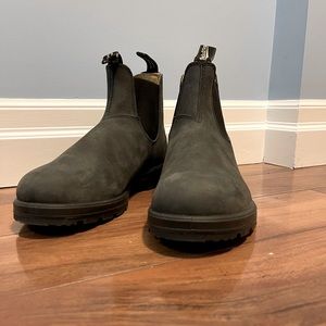 Blundstones- new never worn….gifted as wrong size. Beyond Showroom condition